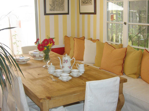 Trang trí sofa trắng với gối tựa